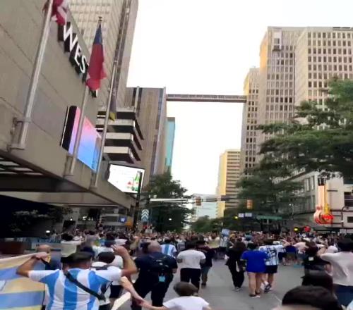阿根廷人占领美国整个亚特兰大街头全是阿根廷球迷