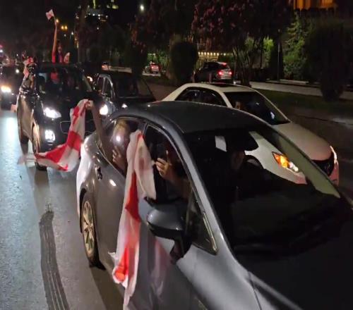 疯狂鸣笛！格鲁吉亚民众在街头庆祝20战胜葡萄牙