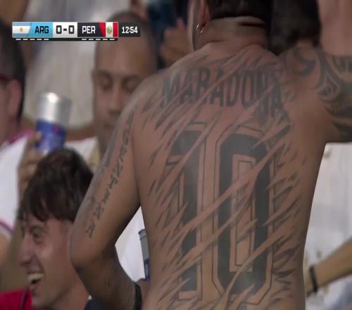 这位阿根廷球迷的背上纹着整件马拉多纳球衣