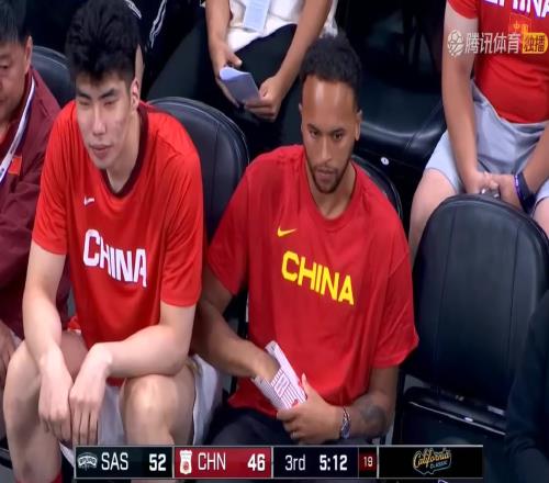 下饭！！李凯尔看中国男篮比赛在替补席狂吃爆米花
