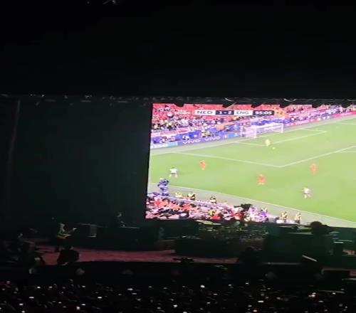 演唱会看球杀手乐队在伦敦的演出中播放英格兰vs荷兰的比赛