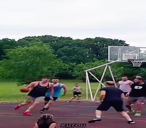 约基奇和村民们打野球这看着不像打NBA的啊