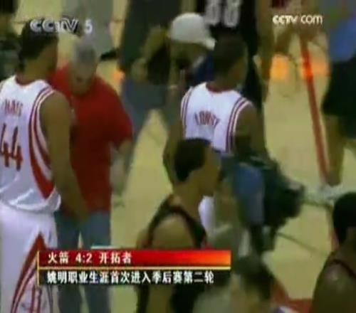 09年穆大叔杵着拐杖来到火箭主场祝贺火箭再进西部半决赛