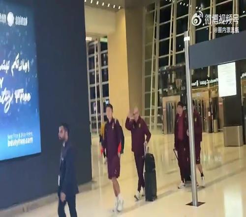 这伤病张玉宁一瘸一拐李磊坐轮椅，国足连夜回国