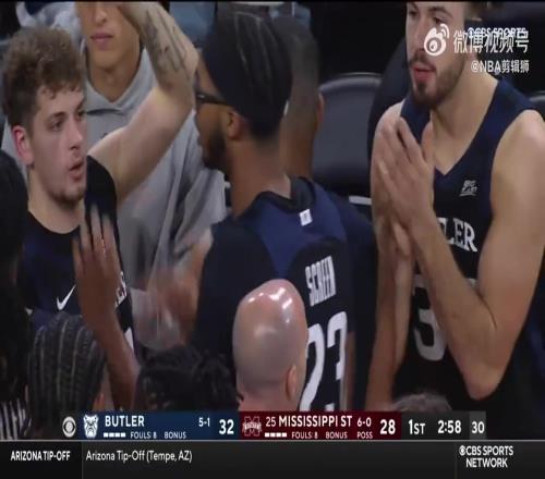 旁边是男友凯特琳克拉克现身NCAA巴特勒大学比赛观众席