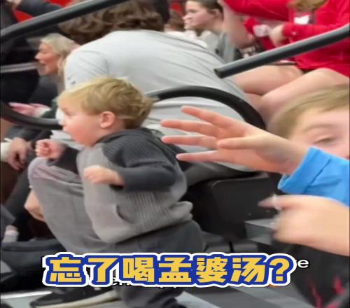 国外小球迷这熟练庆祝动作+反应速度！上辈子忘喝孟婆汤了