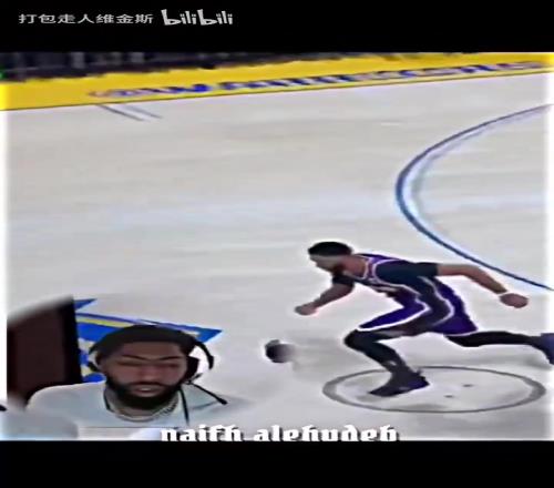 下赛季再战！经典名场面：玩2K时自己也受伤，浓眉绷不住了！