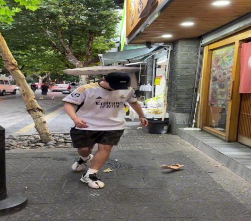 真实！听说足球迷看见啥都要上来踩两个单车