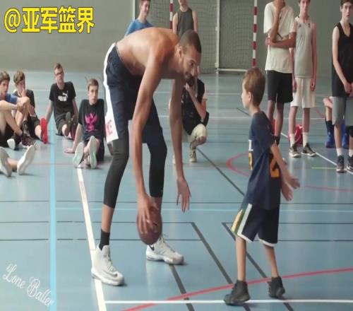 误入矮人国！网友恶搞：这就是今天的戈贝尔！