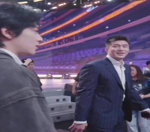 王鹤棣见面就先关心艾伦的身体情况！