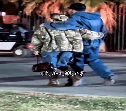 球场失意情场得意！布克被拍到与新女友深夜散步