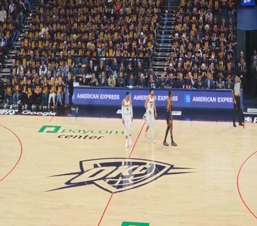 OKC的篮球之神！当威少登场时，雷霆主场球迷爆发热烈掌声