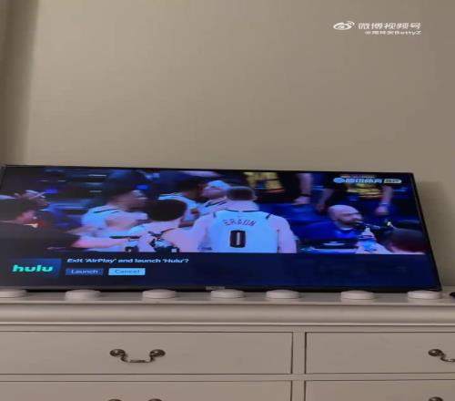 周玲安晒见证绝杀后高喊配文：今年第一个海豚音！