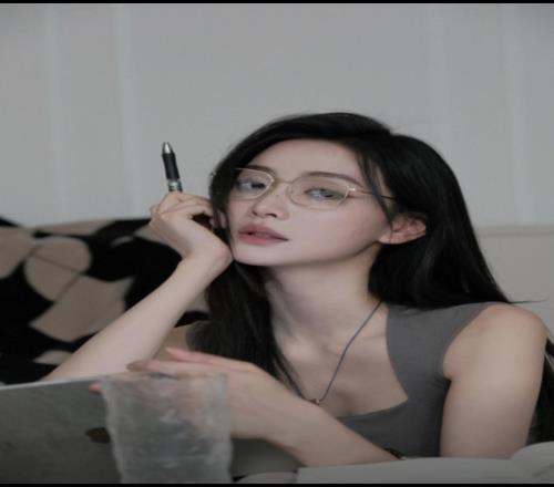 女主播金佳悦展示眼镜扮相，变成高启兰了