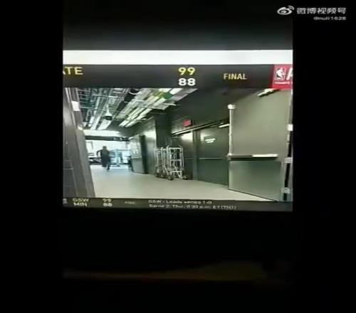 据传这是库里返回更衣室的画面，如果是真的，那应该不严重！