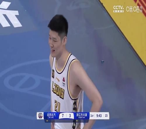 陷犯规麻烦！北京男篮开场连续打胡金秋，后者2分钟2犯提前下场
