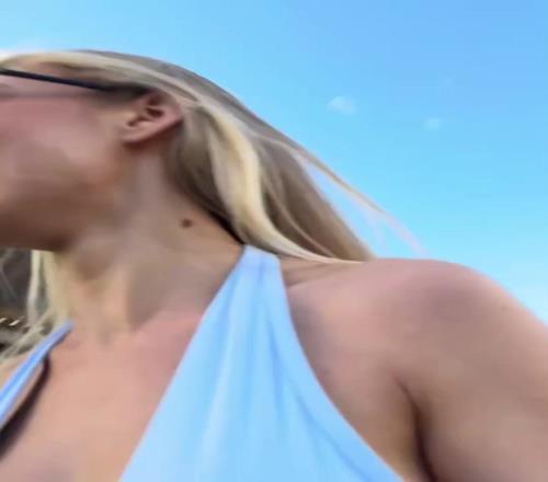 身材优势这位巴萨女球迷成功引起说唱巨星TravisScott的注意