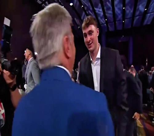 是谁说的不开心抽签后弗拉格与独行侠CEO聊天笑容满面