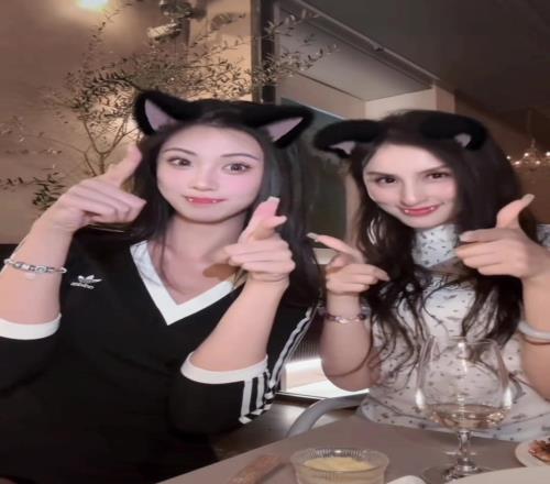 西热力江妻子晒与卓识合照：二胎妈妈的少女心全靠妹妹续费