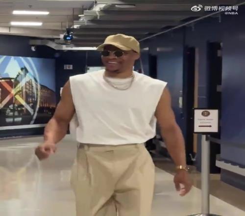 俩三双王！G6不容有失！威少神情轻松抵达球馆约老师紧随其后