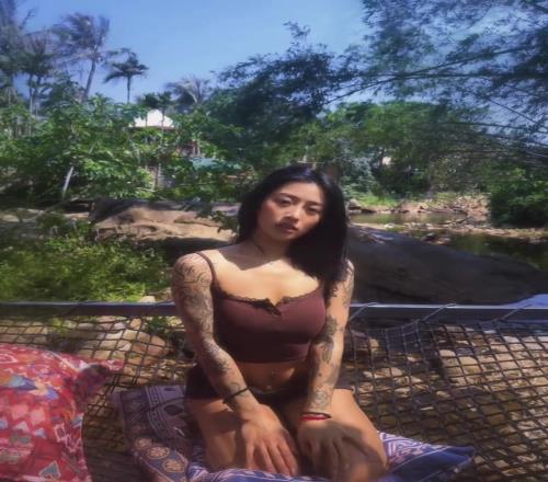 李添荣女友晒游玩照片，非常惬意啊