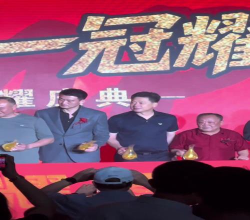 好久不见！李春江现身广厦庆功宴