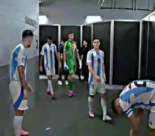 来自世界杯冠军的气势！所有人列队等待那个男人出场！