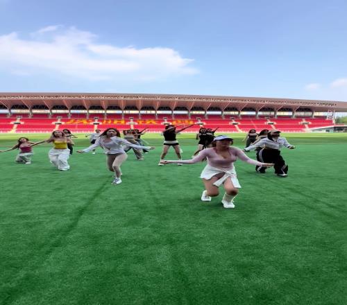 这位啦啦队小姐姐能站C位，是有一定道理和实力的