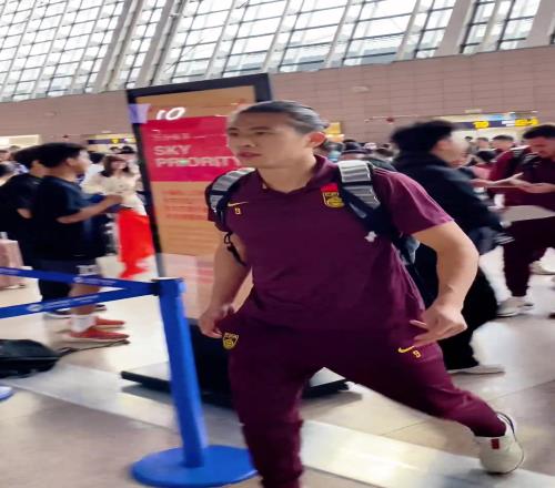 中国男足出发前往雅加达备战与印尼队的世预赛，加油！！