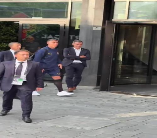 超有爱！C罗在酒店门口放下行李，为等待许久的残疾球迷签名合影