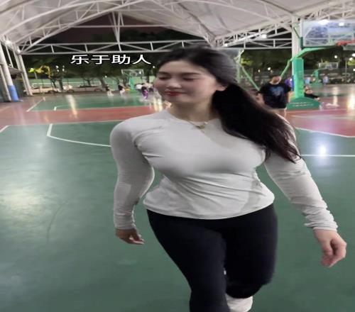 这娘们真有劲！原来野球场肘姐原来是练标枪的啊！