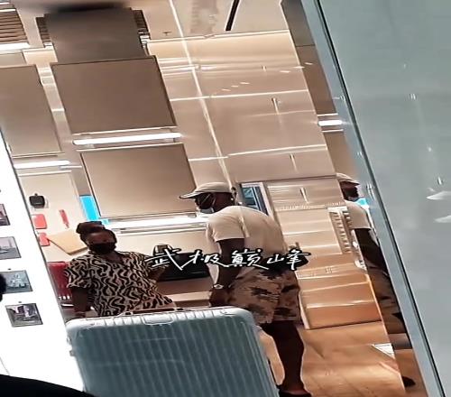 热爱哈！詹姆斯带着詹嫂出去购物闲暇之余还会来个空气投篮