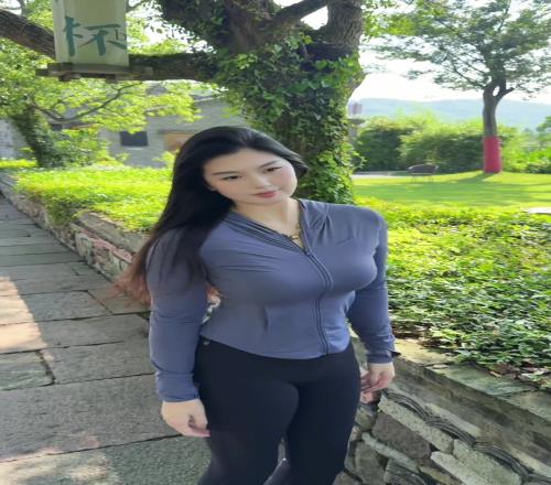 这也太顶了！国产卡戴珊的肘子姐晒踏青照：或许感觉更胜一筹