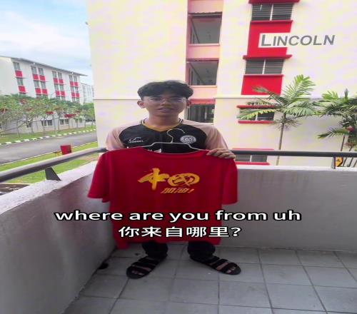 这什么操作！印尼球迷举中国球衣喊：干x印尼...