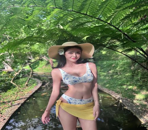 便宜林葳那小子了！女篮美女球员卓识的玩水照：夏天来了