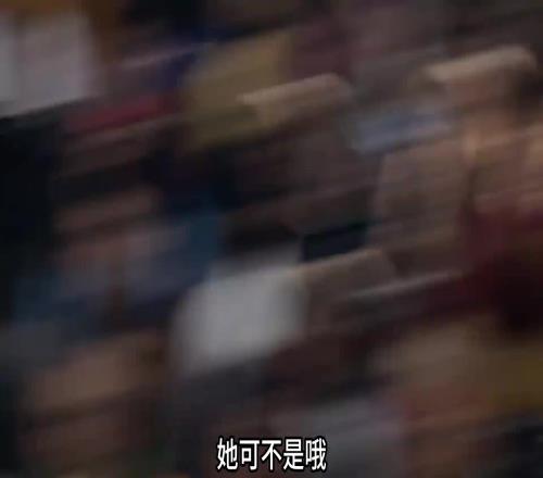 一抹红唇那年C罗还带着伊莲娜拍广告，伊莲娜给了个香吻！！