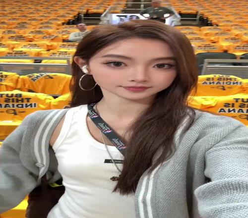 你更好看哈！美女主播金佳悦总决赛现场观战：今天的比赛有点好看