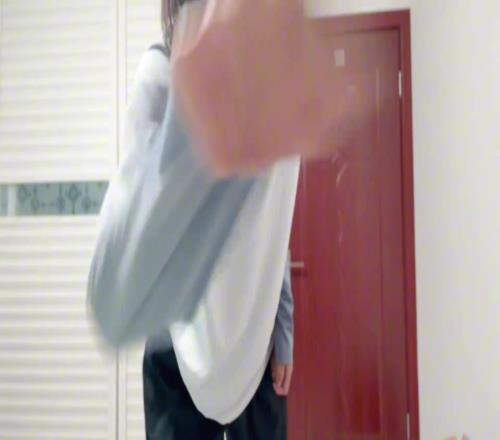 现在高中女足都玩得这么花啊，小女孩拿着皮鞭是准备干啥