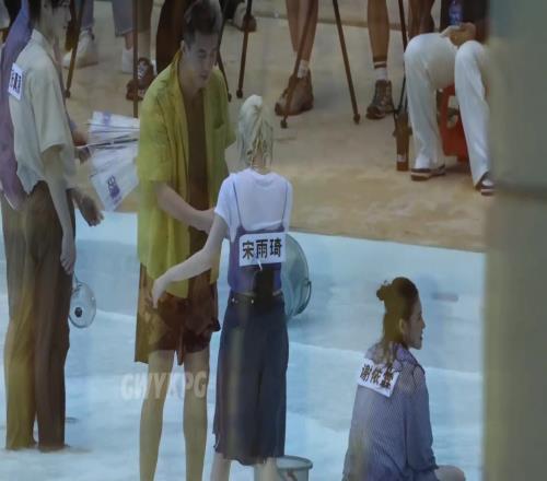 一点不手软！郭艾伦参加综艺一桶水直接浇到了女星宋雨琦头上