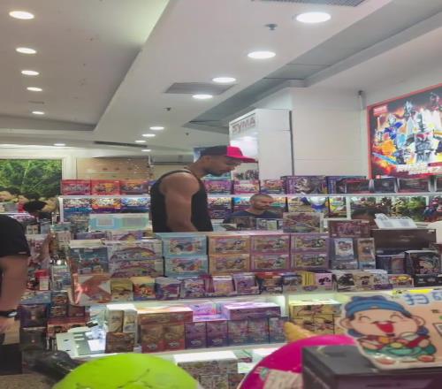 他还是个孩子啊！文班亚马在北京商场挑奥特曼玩具