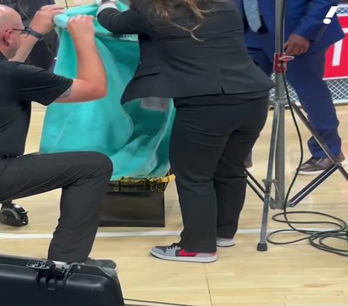 不好意思再坐趟飞机！NBA工作人员将总冠军奖杯打包运往俄城