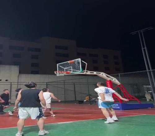 大哥这手投篮和脚步，在野球场简直乱杀啊！