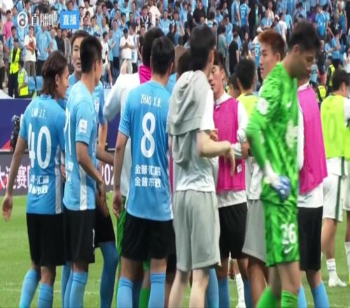 大连球员刘逸罚丢后痛哭，众多队友上前安慰
