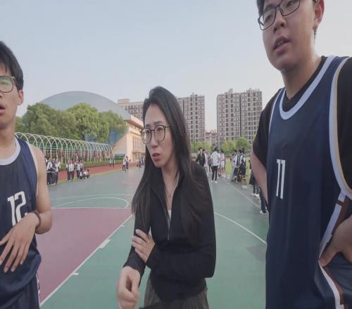 当我们的班赛教练是女化学老师，那很有化学反应了！
