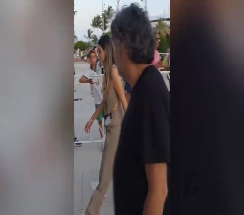 他是真的爱！路人拍到阿圭罗带着女友现场观看梅西生日赛