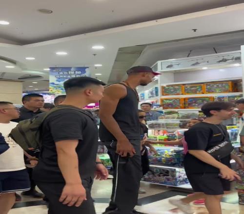 2米2的大男孩！文班亚马中国行在商场买玩具