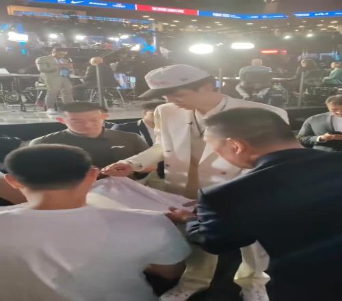 李宁赢麻了！杨瀚森被选中后在代言品牌T上签名