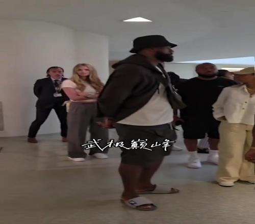 这位拖鞋大叔好眼熟啊网友在博物馆偶遇詹姆斯