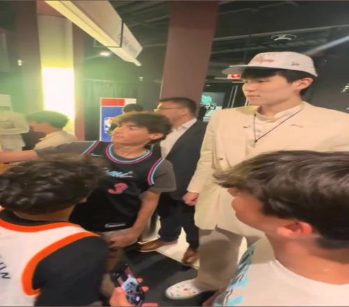 腼腆小杨杨瀚森收获第一批美国本土小迷弟