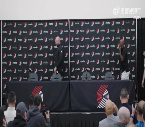 努力提高外语水平！杨瀚森打趣：下次争取把我身边这个翻译踹走！